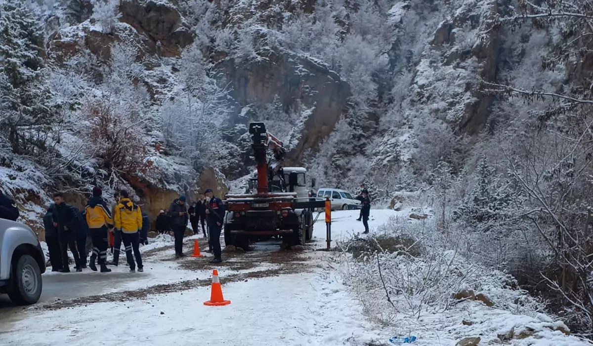 Torunlarını okul servisine götürürken devrilen traktörün altında kalan sürücü öldü