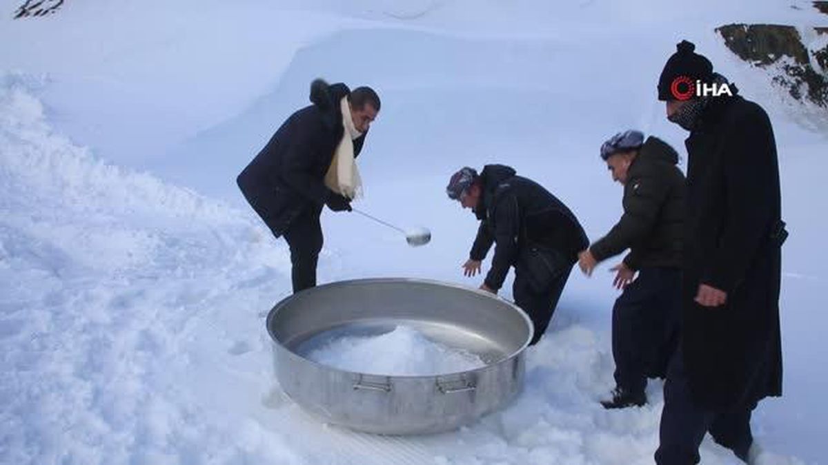 Türkücü Aydın Aydın, kar suyu ile enerji içeceğini tanıttı