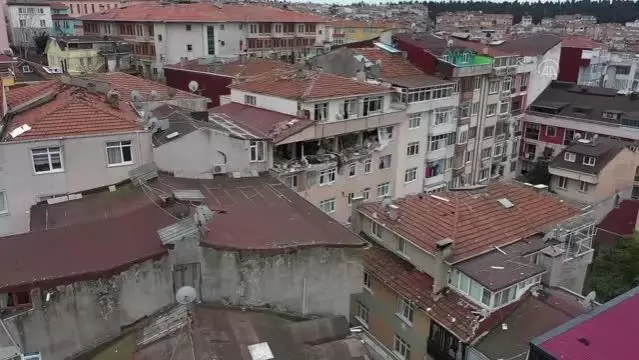 Son dakika! Üsküdar'da 3 katlı binanın üst katında patlama - Drone