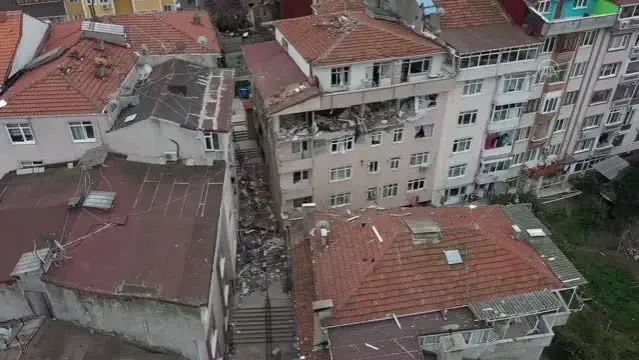 Son dakika! Üsküdar'da 3 katlı binanın üst katında patlama - Drone