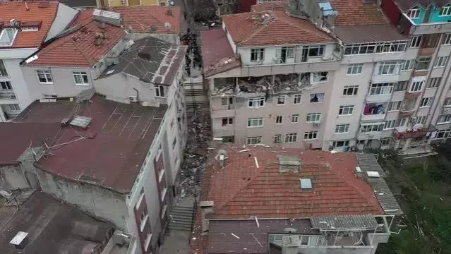 Son dakika! Üsküdar'da 3 katlı binanın üst katında patlama - Drone