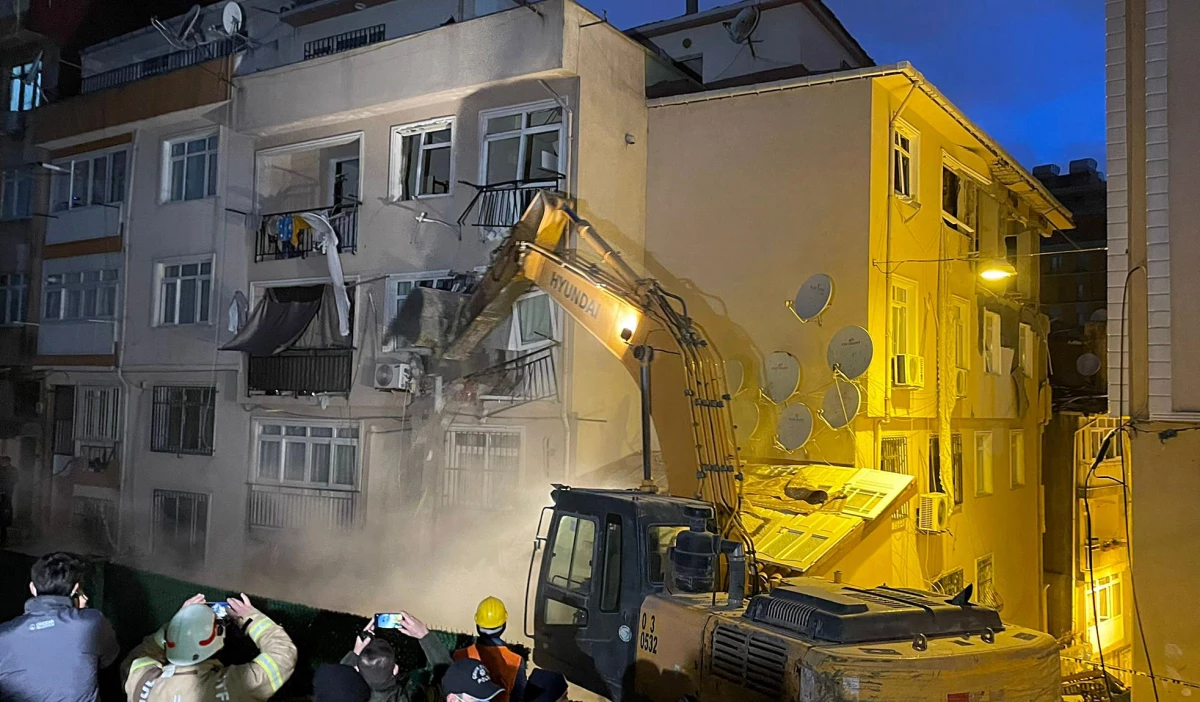 Vali Yerlikaya, Üsküdar\'da patlama patlamanın meydana geldiği binada incelemelerde bulundu