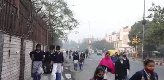 Yeni Delhi'de okullar yeniden açıldı