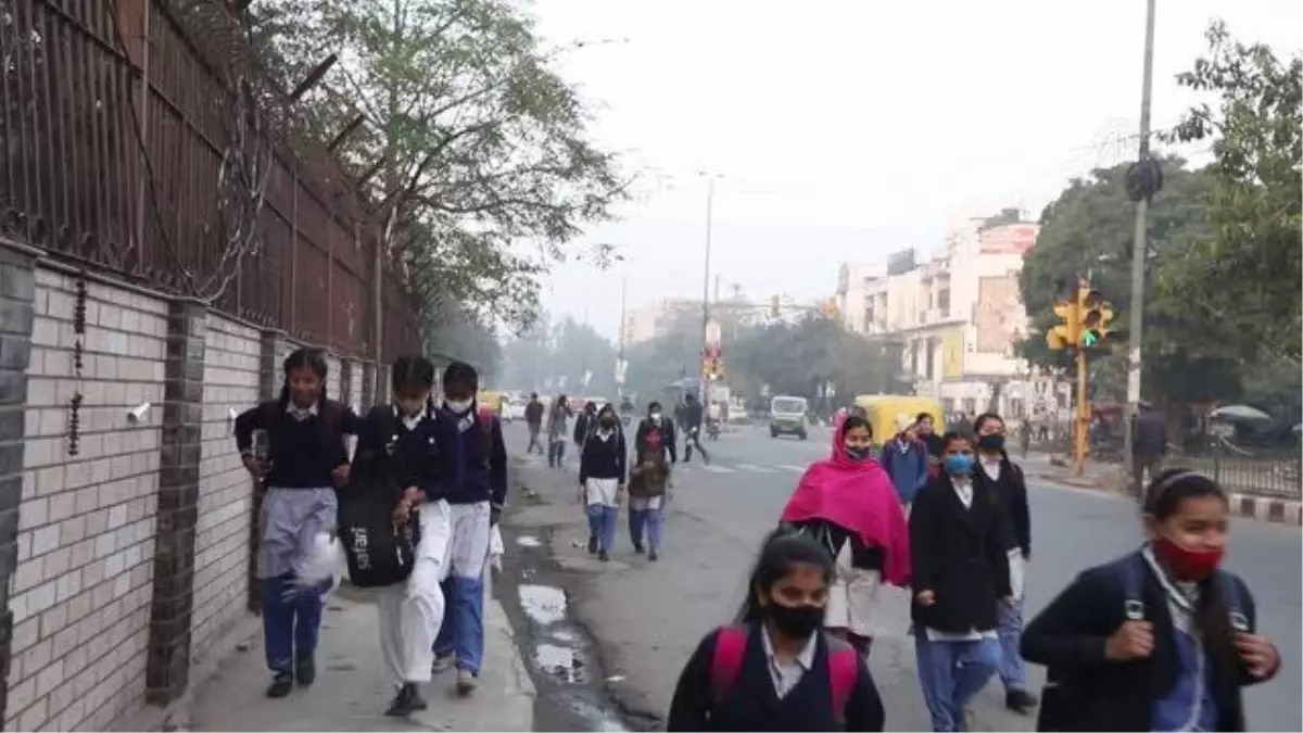 Yeni Delhi'de okullar yeniden açıldı