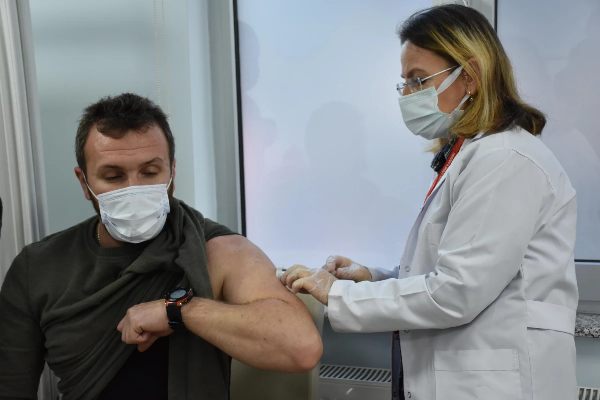 Yerli Kovid-19 aşısı TURKOVAC Trabzon\'da uygulanmaya başlandı