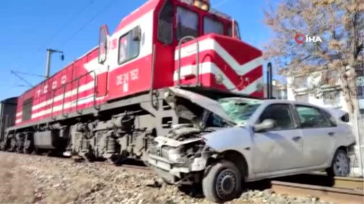 Son dakika haber | Yük treni hemzemin geçitten geçmeye çalışan otomobile çarptı: 1 ölü, 2 yaralı
