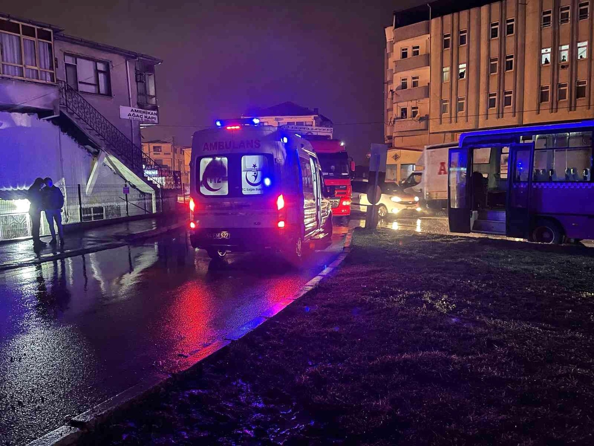 2 halk otobüsü, kamyonet ve otomobilin karıştığı kaza: 12 yaralı