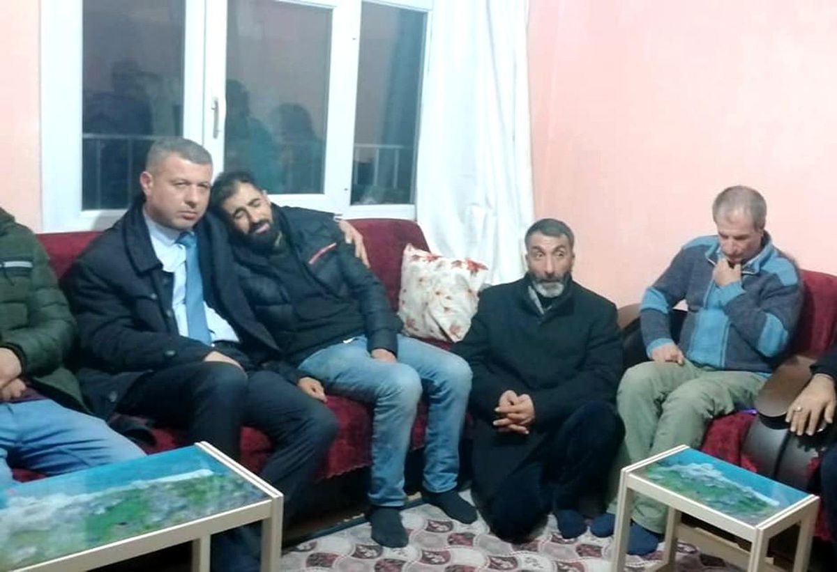 Acılı ağabey, başkanın omuzunda ağladı