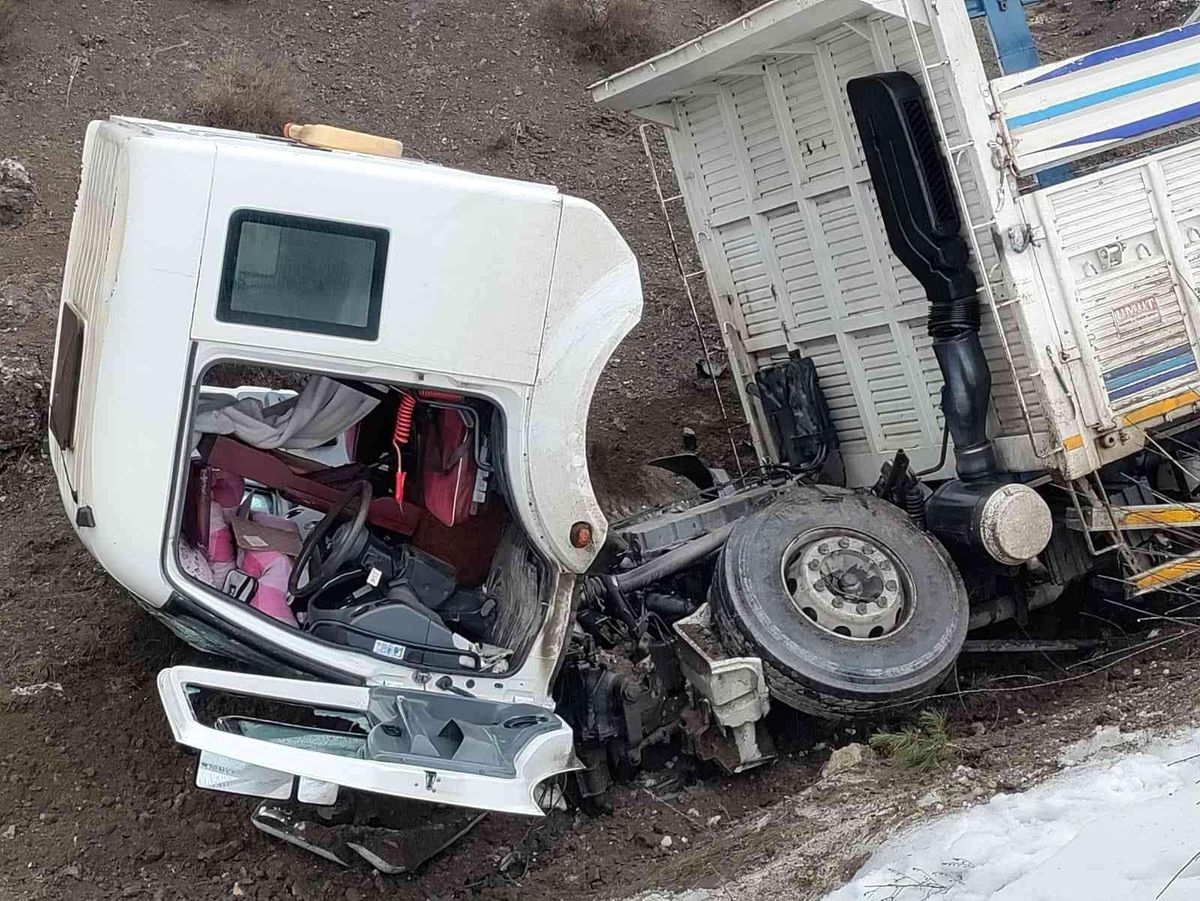 Adıyaman'da kamyon dereye yuvarlandı: 1 yaralı
