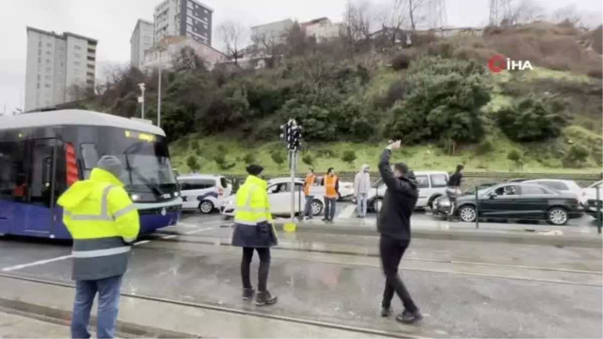 Alibeyköy\'de yolun karşısına geçmeye çalışan kadına tramvay çarptı