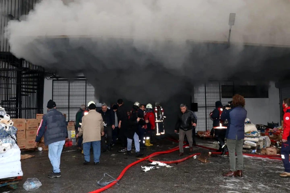 Son Dakika | Alışveriş merkezinde çıkan yangın korkuttu