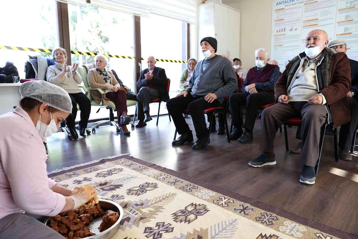 Alzheimer hastaları sıra gecesinde moral buldu