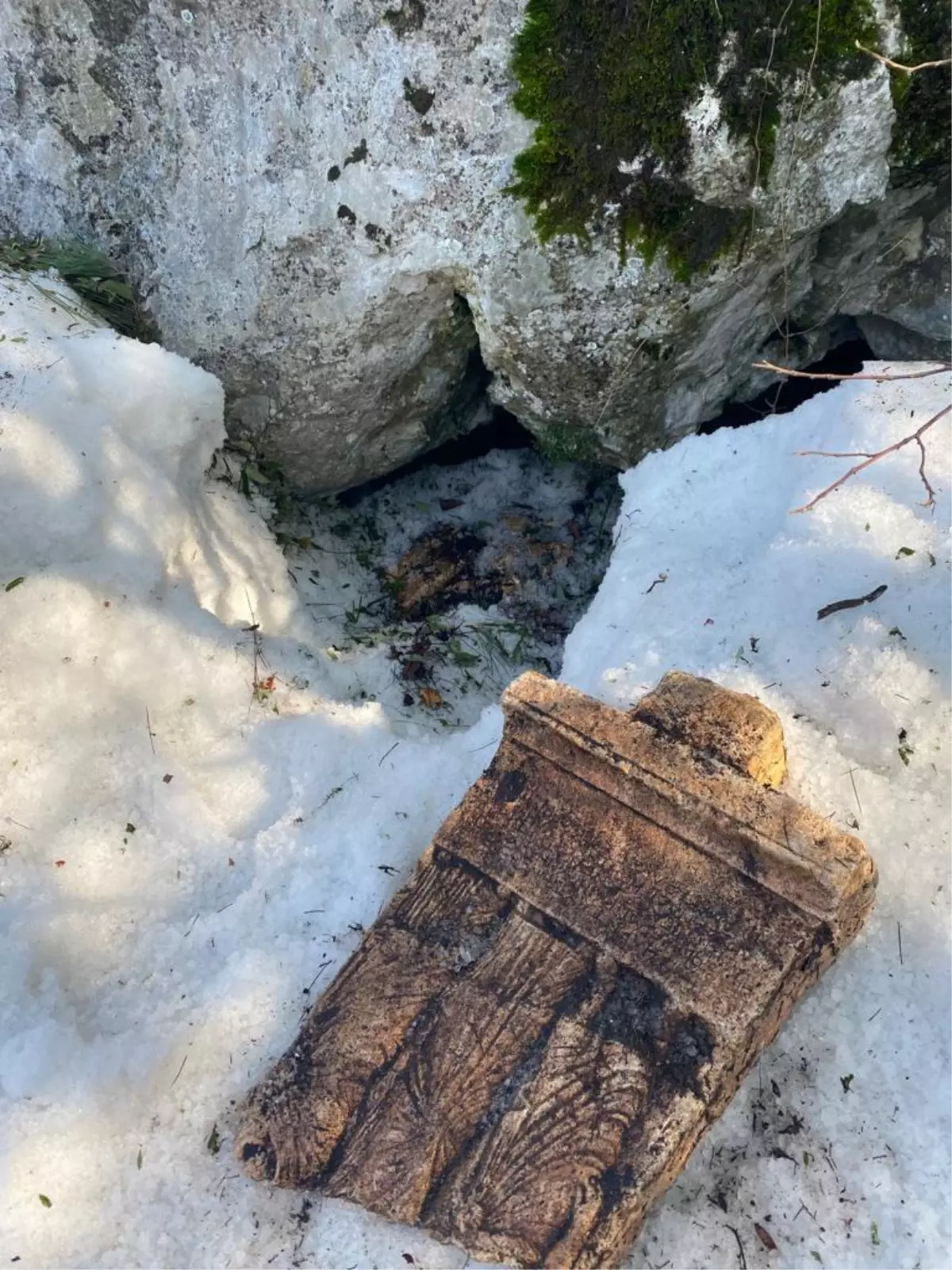 Antalya\'da ormanlık alana gizlenmiş tarihi mezar taşı bulundu