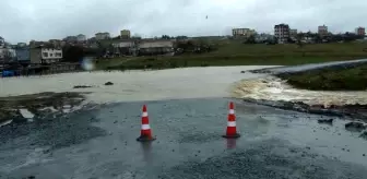 Arnavutköy'de dere taştı, yol kullanılamaz hale geldi ahırları su bastı