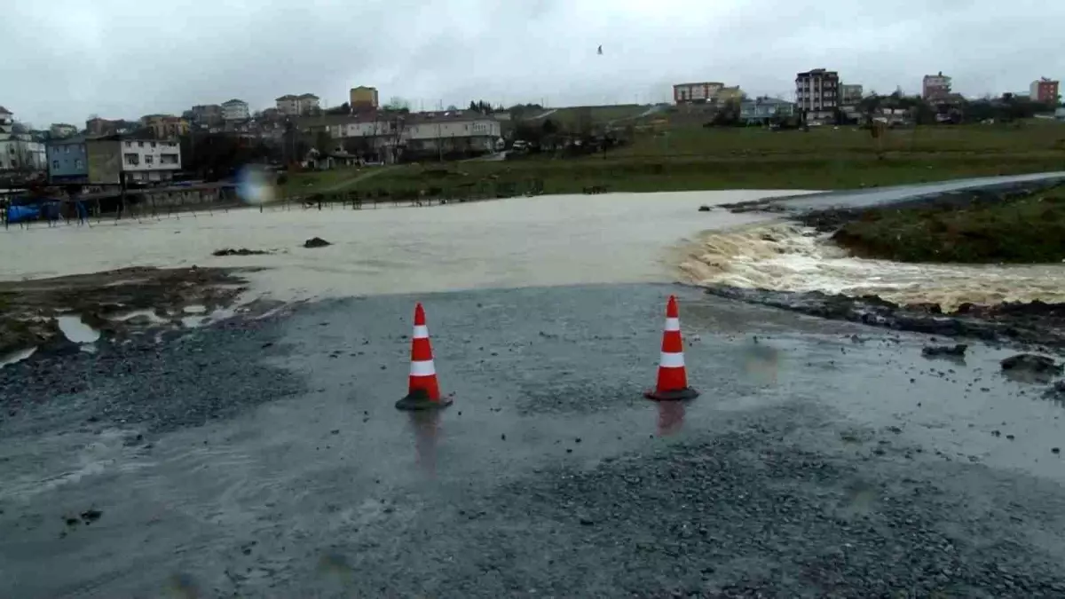 Arnavutköy\'de dere taştı, yol kullanılamaz hale geldi ahırları su bastı