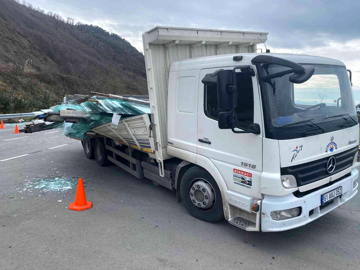 Artvin\'de cam yüklü kamyon kaza yaptı, karayolunda trafik aksadı