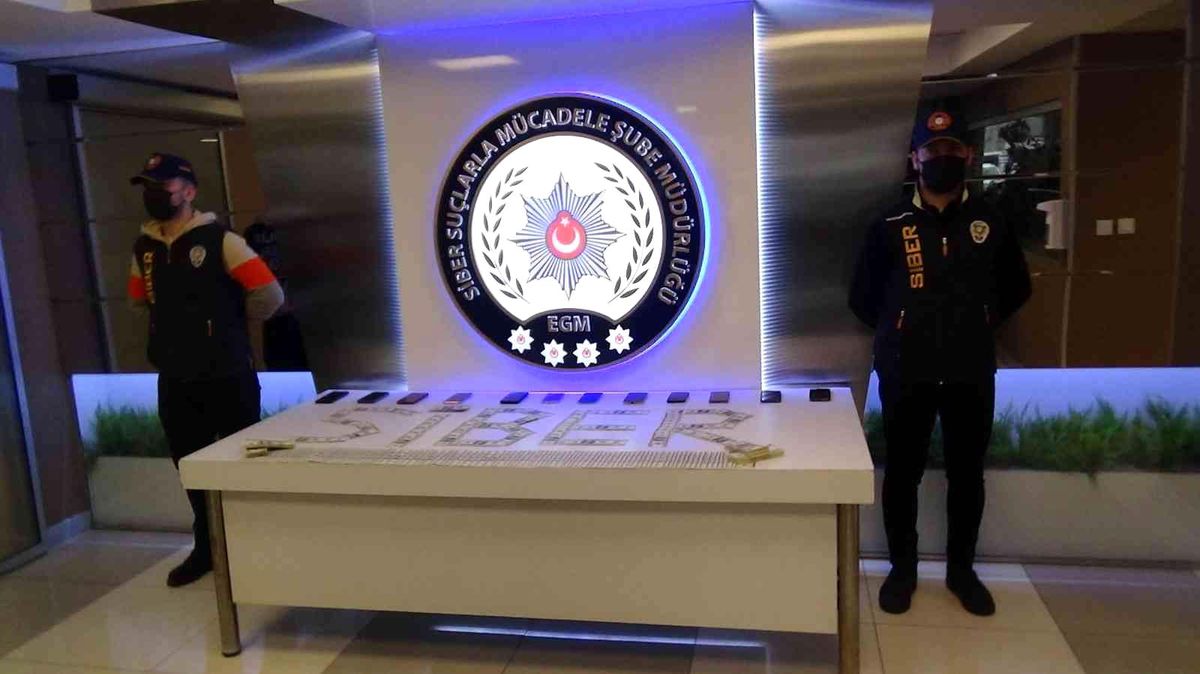 ATM'ye sahte dolar yatırıp gerçek para çeken şüphelilerden 2'si tutuklandı