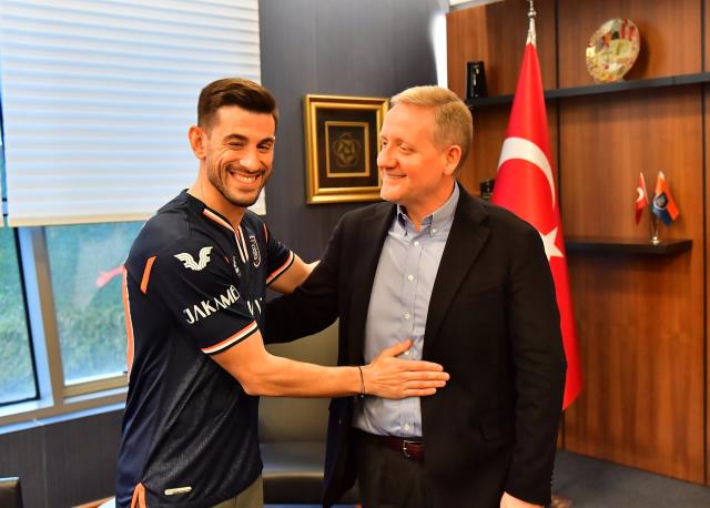 Başakşehir transferde çıtayı çok yükseltti! Yıldız futbolcular resmen imzayı attı