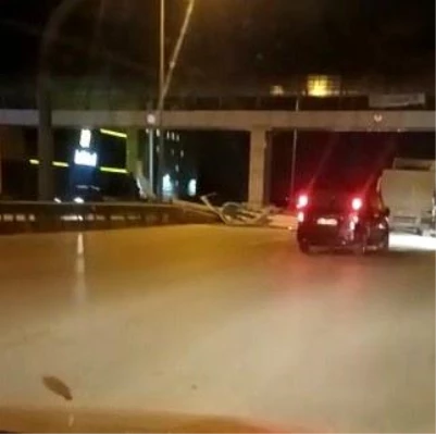 Bursa'da şiddetli lodos trafik levhalarını devirdi