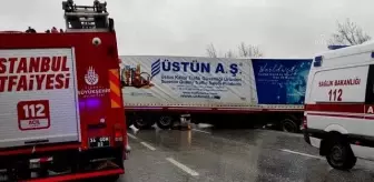 Büyükçekmece'de seyir halindeki tır yan döndü