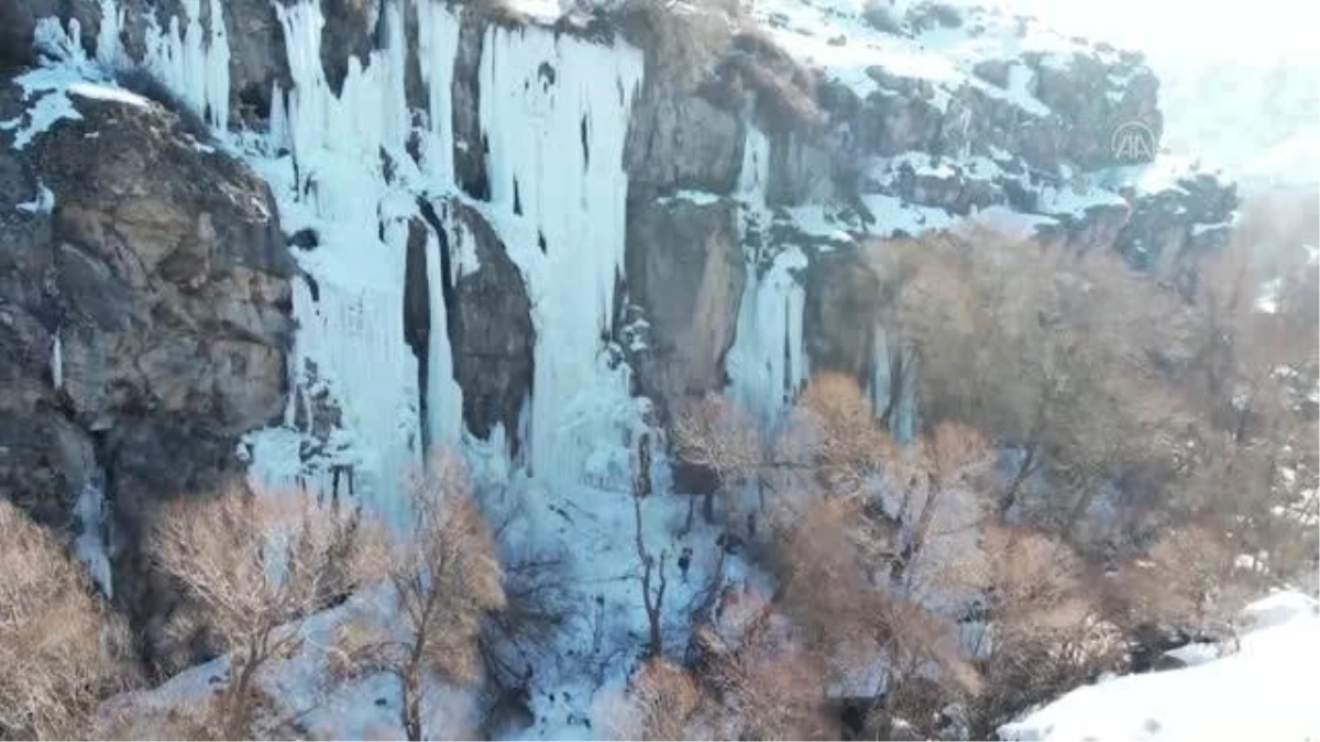Buz tutan Gelinkayası Şelalesi tırmanış tutkunlarınca ziyaret ediliyor