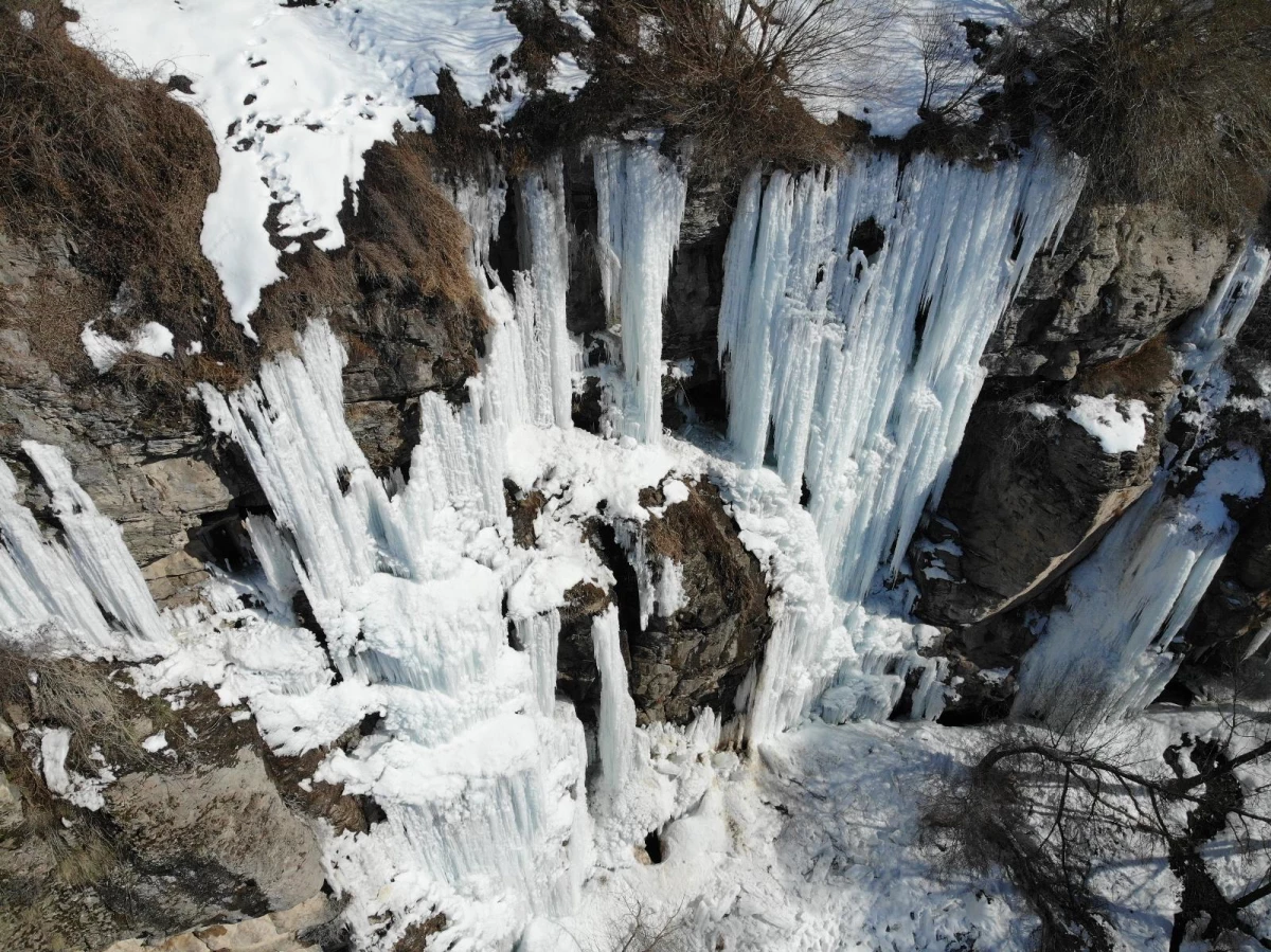 Buz tutan Ilısu Şelalesi dağcı ve doğaseverlerin gözdesi oldu