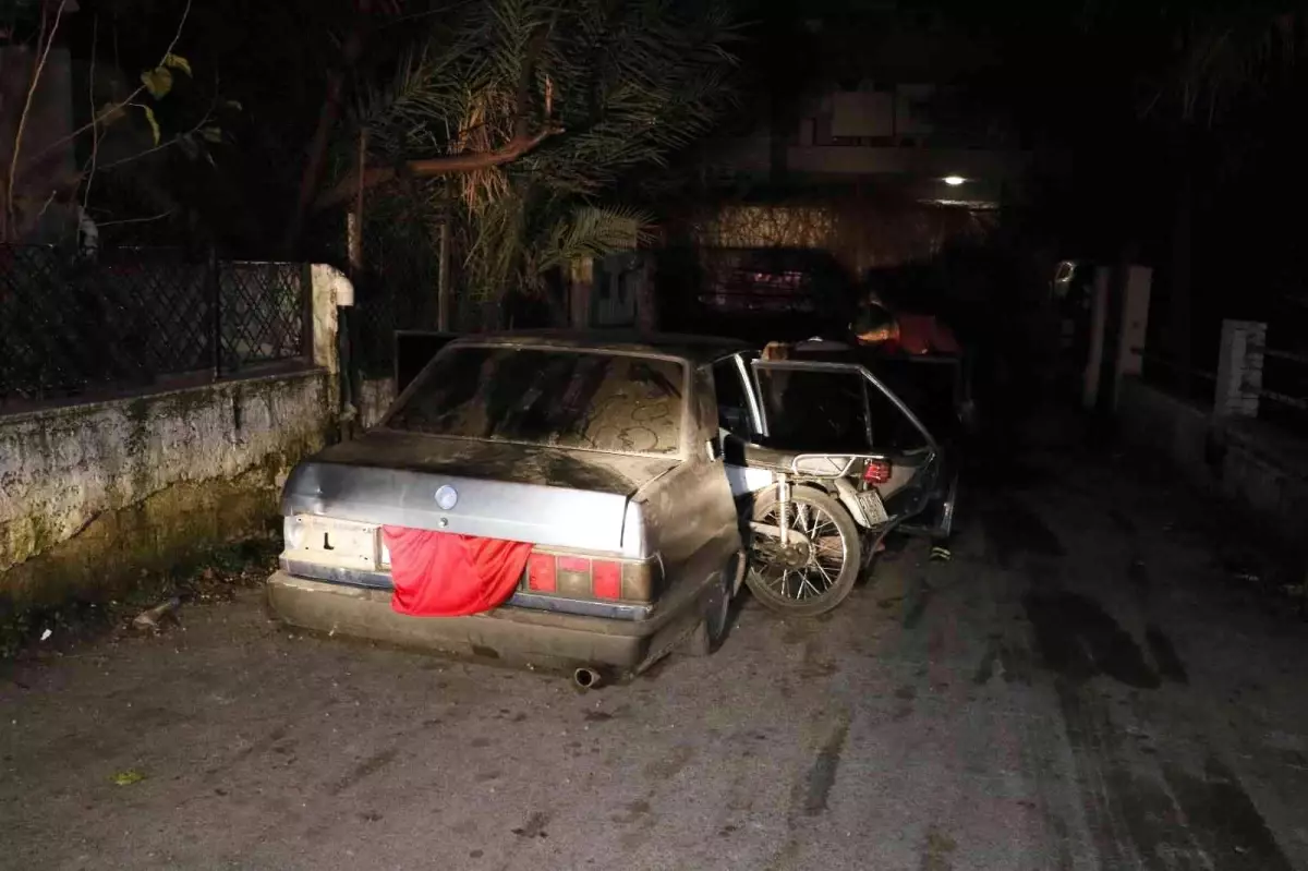 Çaldıkları otomobilin plakalarını bezle kapattılar, sonra çaldıkları motosikleti aracın arkasına koyup kaçarken yakalandılar