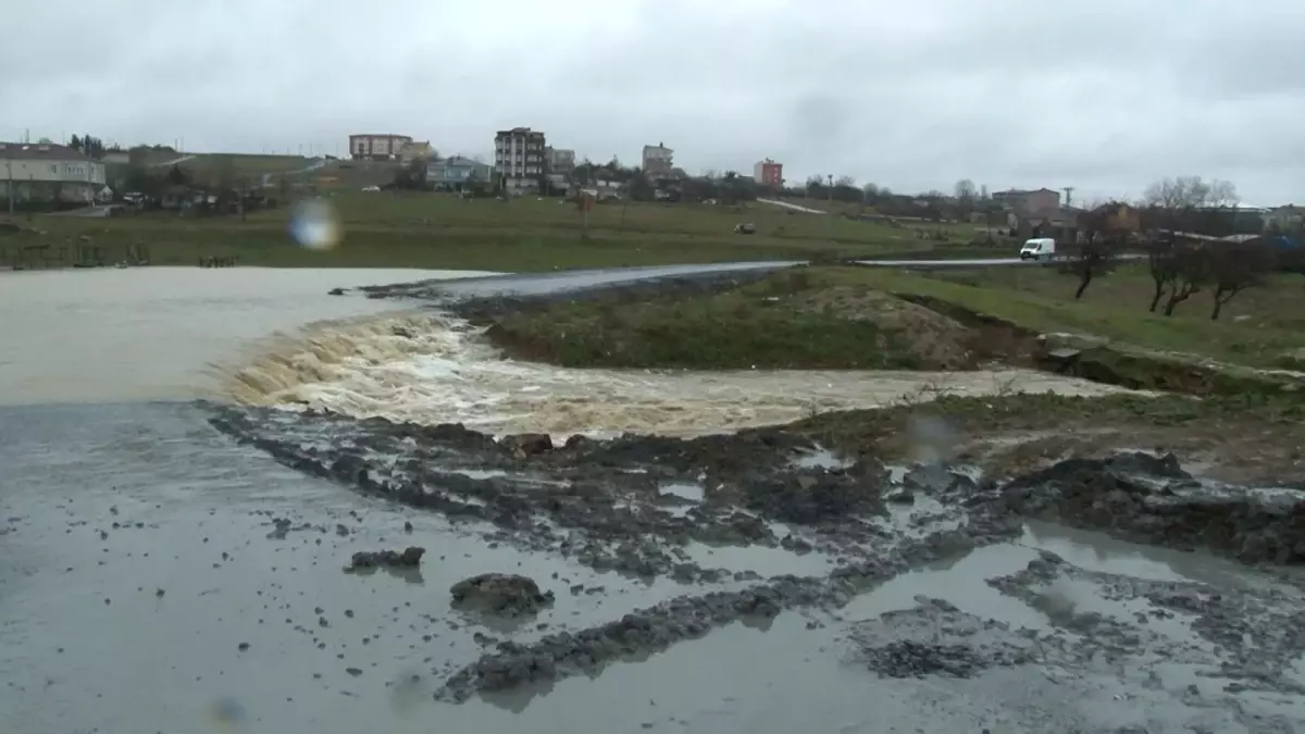 Arnavutköy\'de dere taştı...Yol kullanılamaz hale geldi, ahırları su bastı