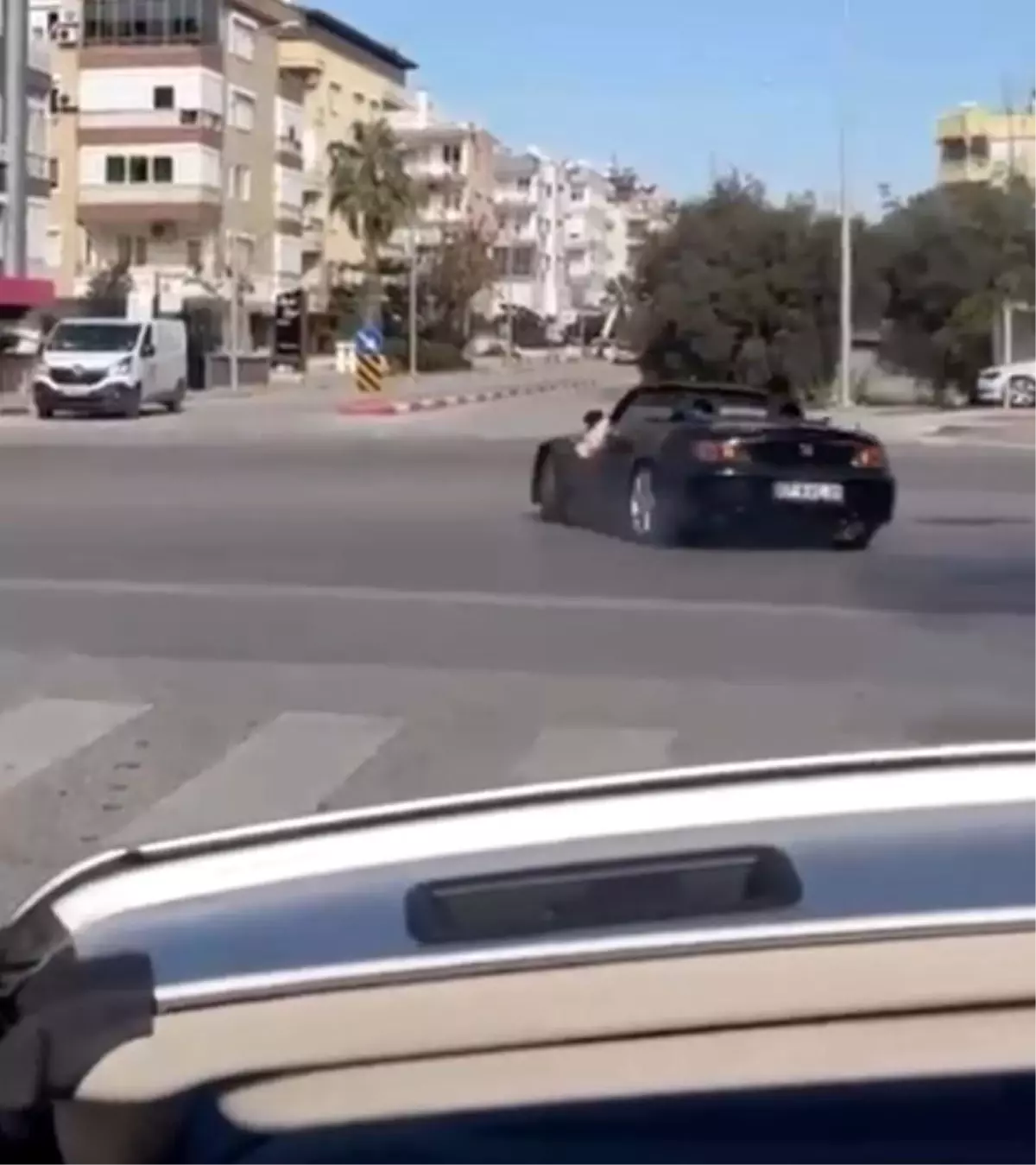 Düğün konvoyunda üstü açık spor arabası ile drifte 11 bin TL ceza