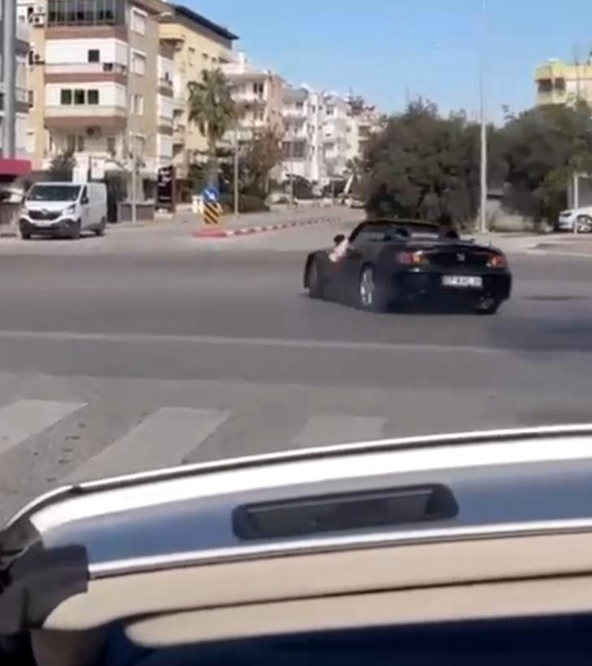 Düğün konvoyunda üstü açık spor arabası ile drifte 11 bin TL ceza