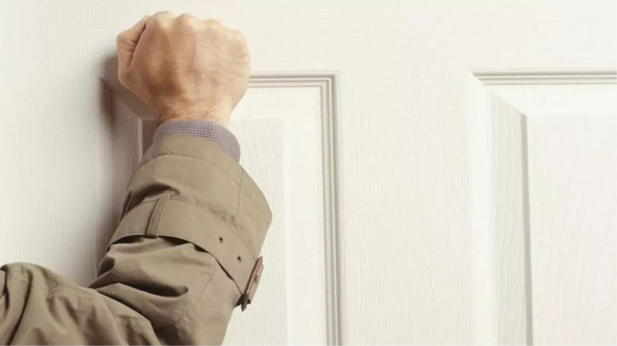 Evinde kız arkadaşıyla ilişkiye giren adam, sabah komşusunun kapıya bıraktığı notla sarsıldı