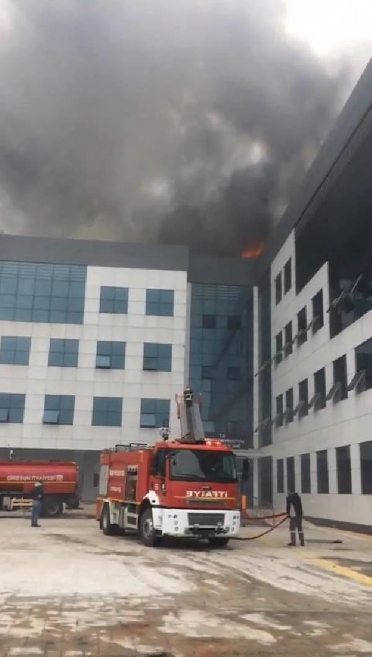 Giresun\'da fakülte binasının çatısında yangın (1)