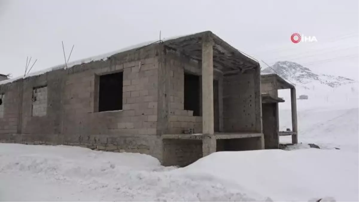 Göçmenlerin barındığı metruk evler ekipler tarafından yıkıldı