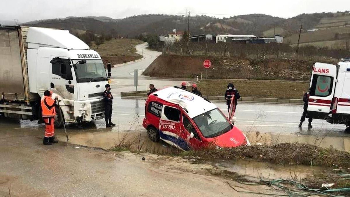Hafif ticari araç tıra arkada çarptı: 4 yaralı