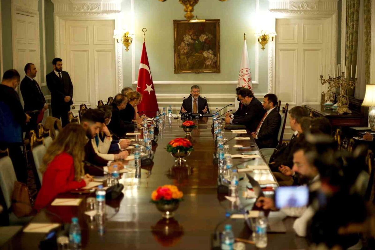 Hazine ve Maliye Bakanı Nebati, İngiltere\'de bankacı ve yatırımcılarla bir araya geldi