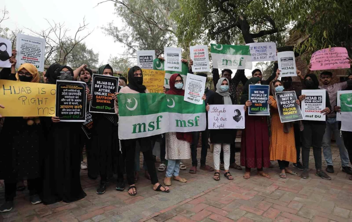 Hindistan\'da derslere alınmayan başörtülü öğrenciler gösteri düzenledi