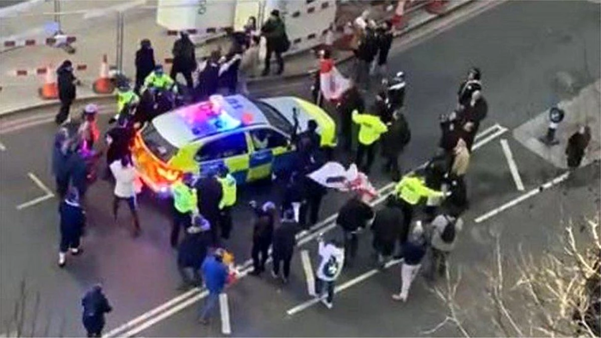İngiltere\'de İşçi Partisi lideri Starmer\'a yönelik protestoda iki kişi tutuklandı