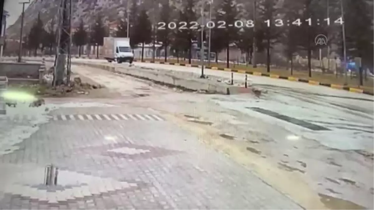 ISPARTA -Otomobil kırmızı ışıkta bekleyen kamyonete çarptı, 3 kişi yaralandı