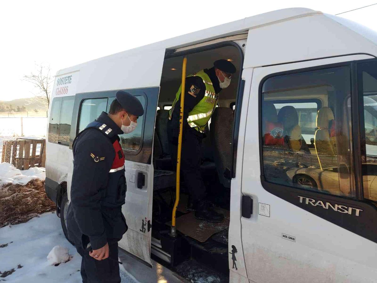 Jandarma ekiplerinden öğrenci servisi denetimi