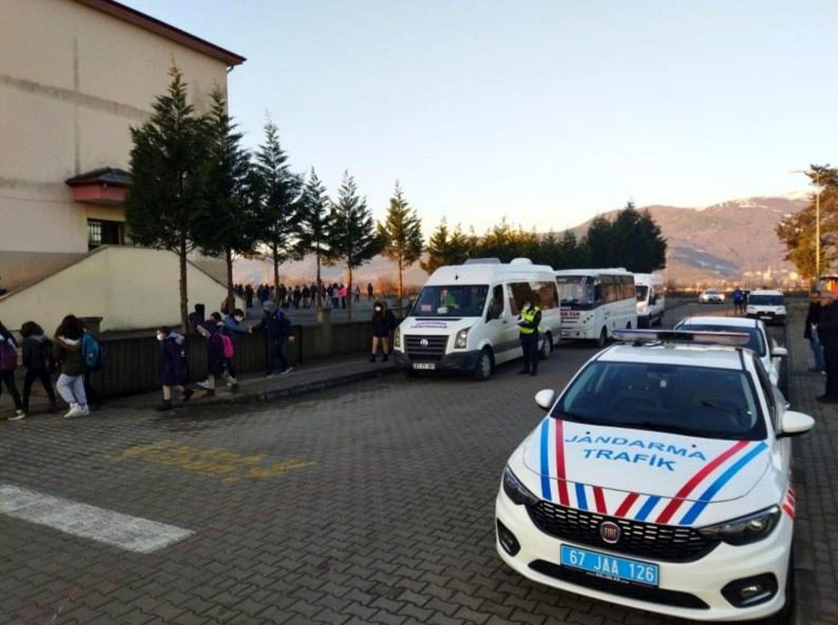 Jandarma okul çevreleri ve servis araçlarını denetledi