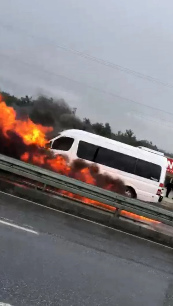 Japon turistlerin tur minibüsü, alev alev yandı