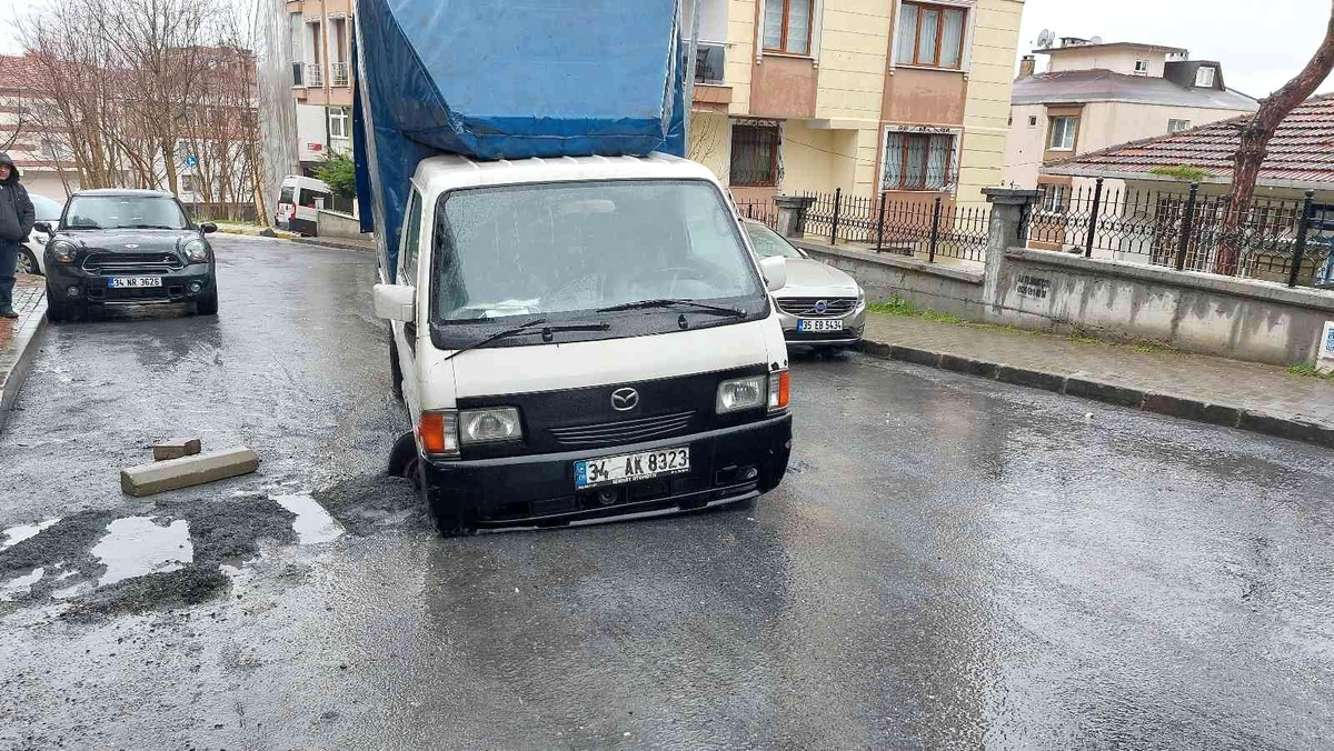 Kamyonet İSKİ\'nin toprakla doldurduğu çukura saplandı