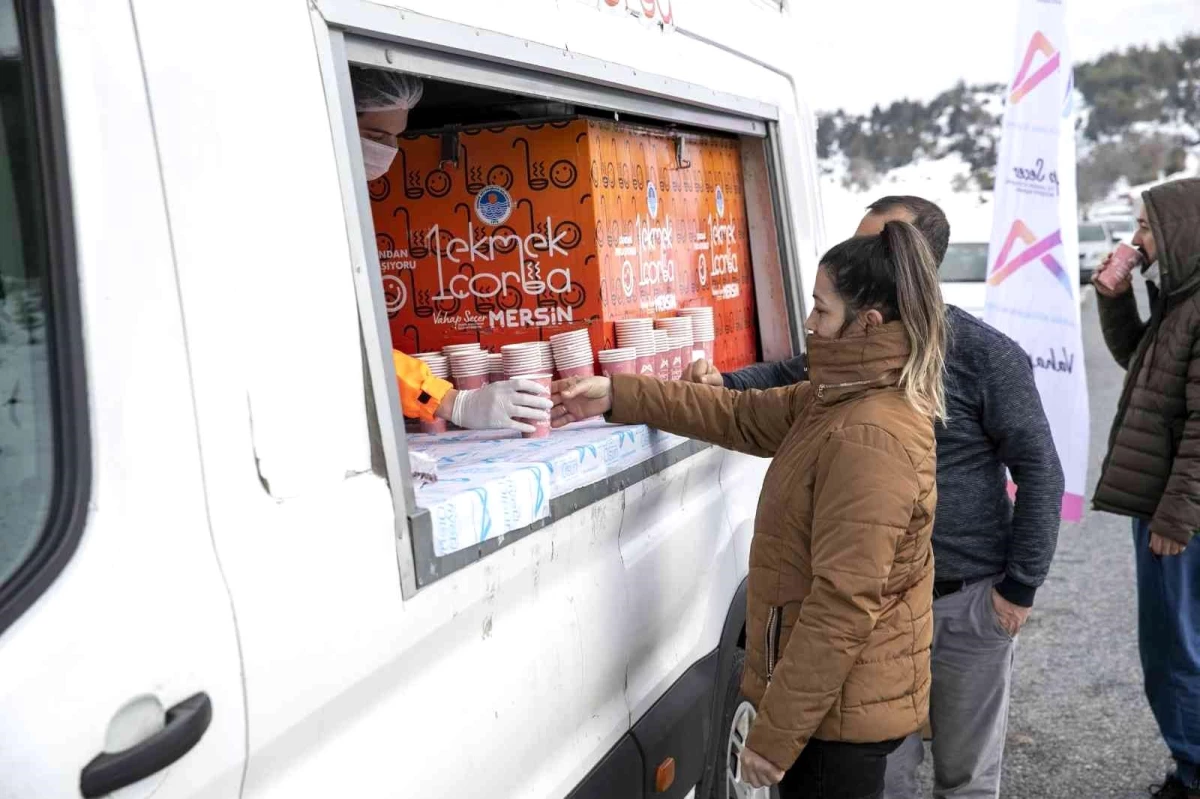 Kar keyfi yaşayan vatandaşlar, Büyükşehir Belediyesinin sıcak çorba ve kaynarı ile ısındı
