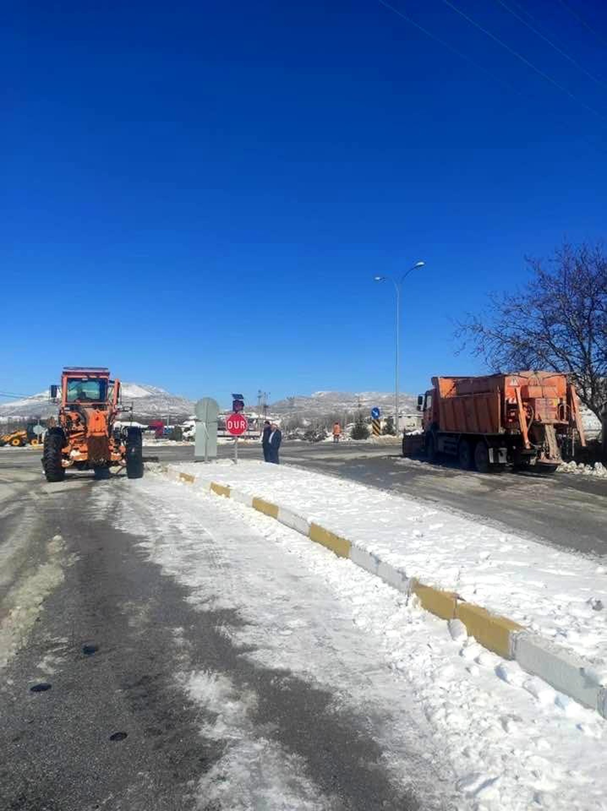 Karayolları ekipleri şehir bağlantı yollarında kar temizliğine devam ediyor