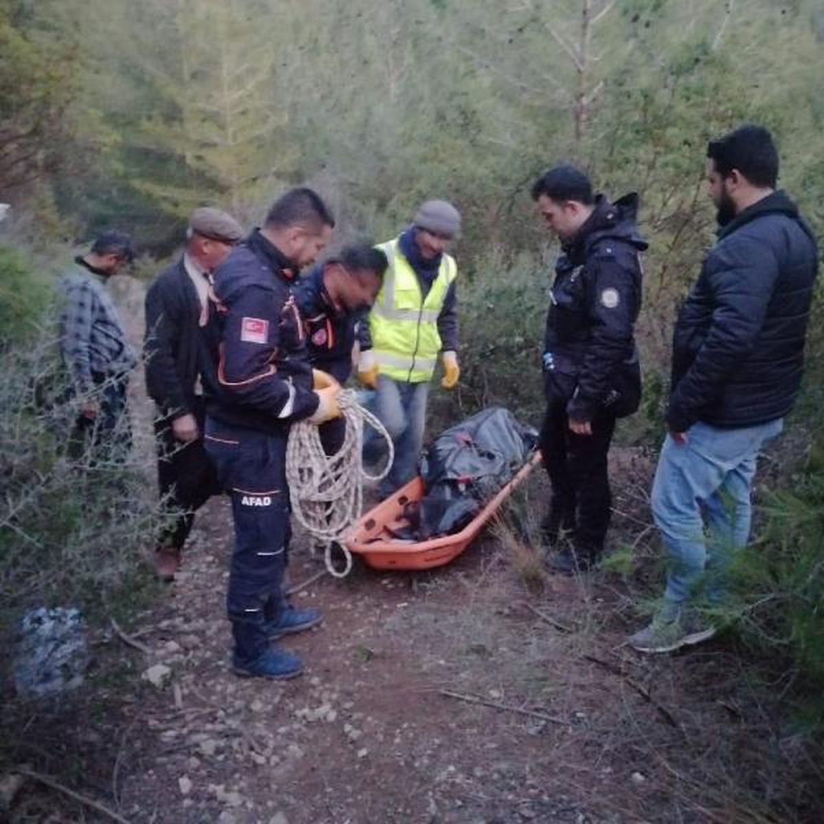 Kayalıklarda erkek cesedi bulundu (2)
