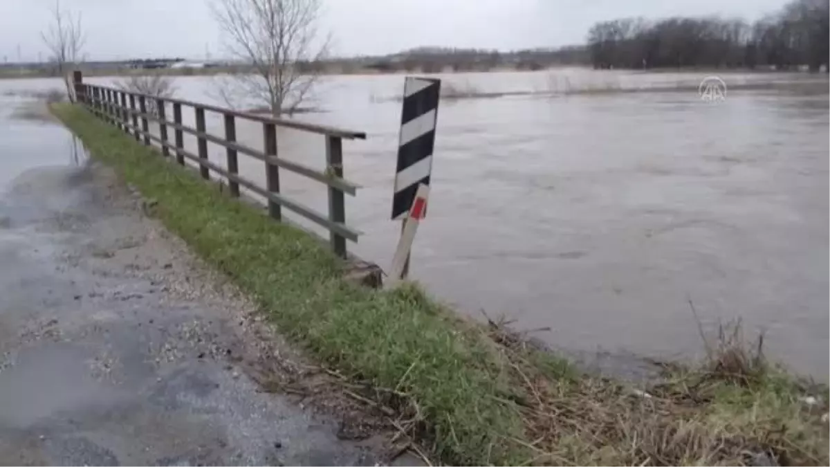 KIRKLARELİ - Ergene Nehri taştı, Lüleburgaz\'da köy yolu ulaşıma kapandı