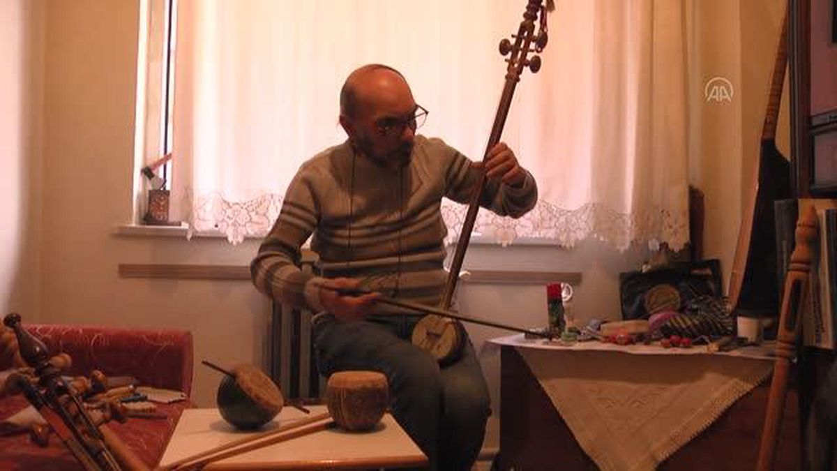 Musiki dersinde tanıştığı 'rebap' için evinin odasını atölyeye dönüştürdü