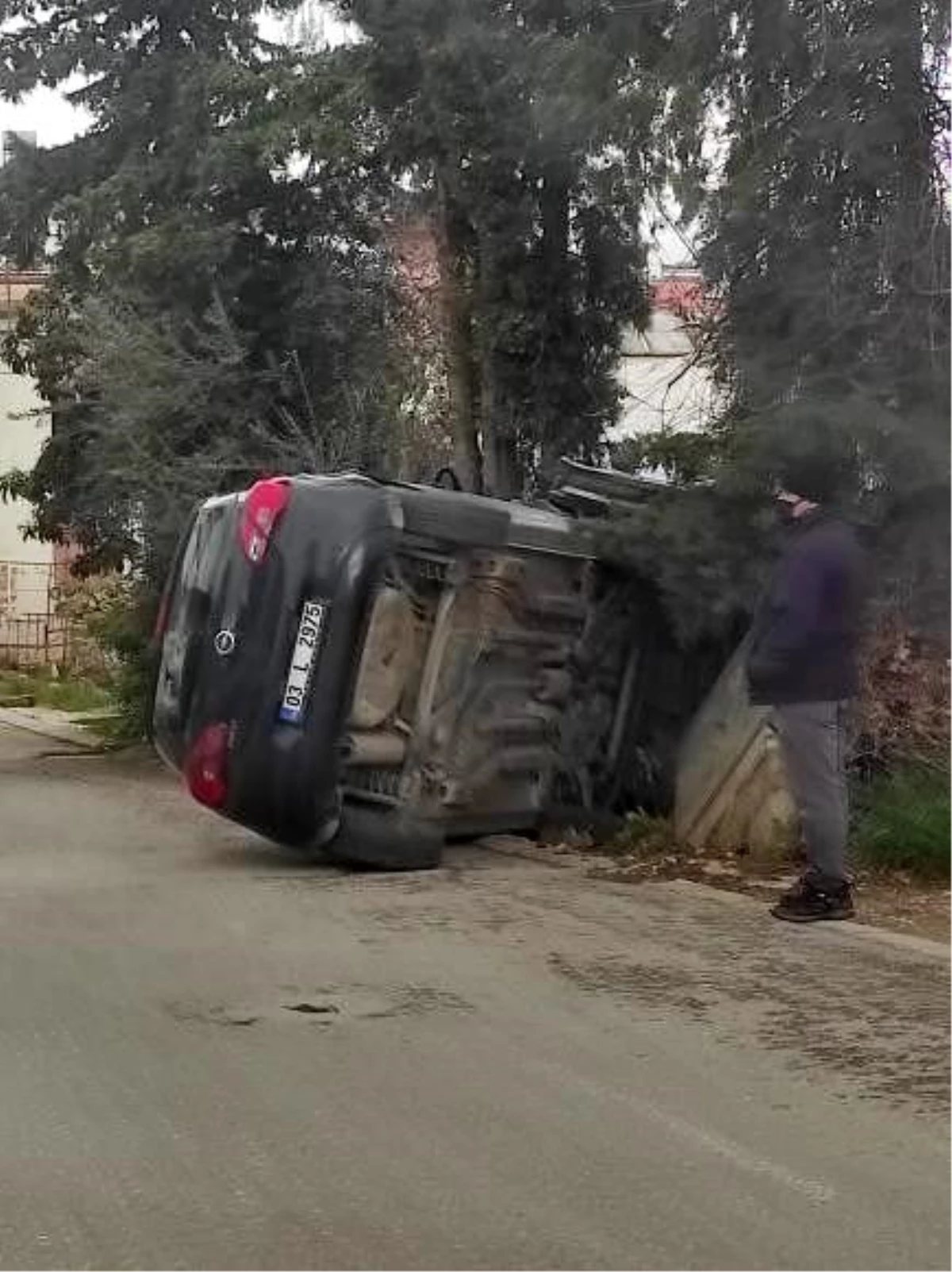 Öğrenciye çarpmamak için yol kenarındaki duvara çarptı