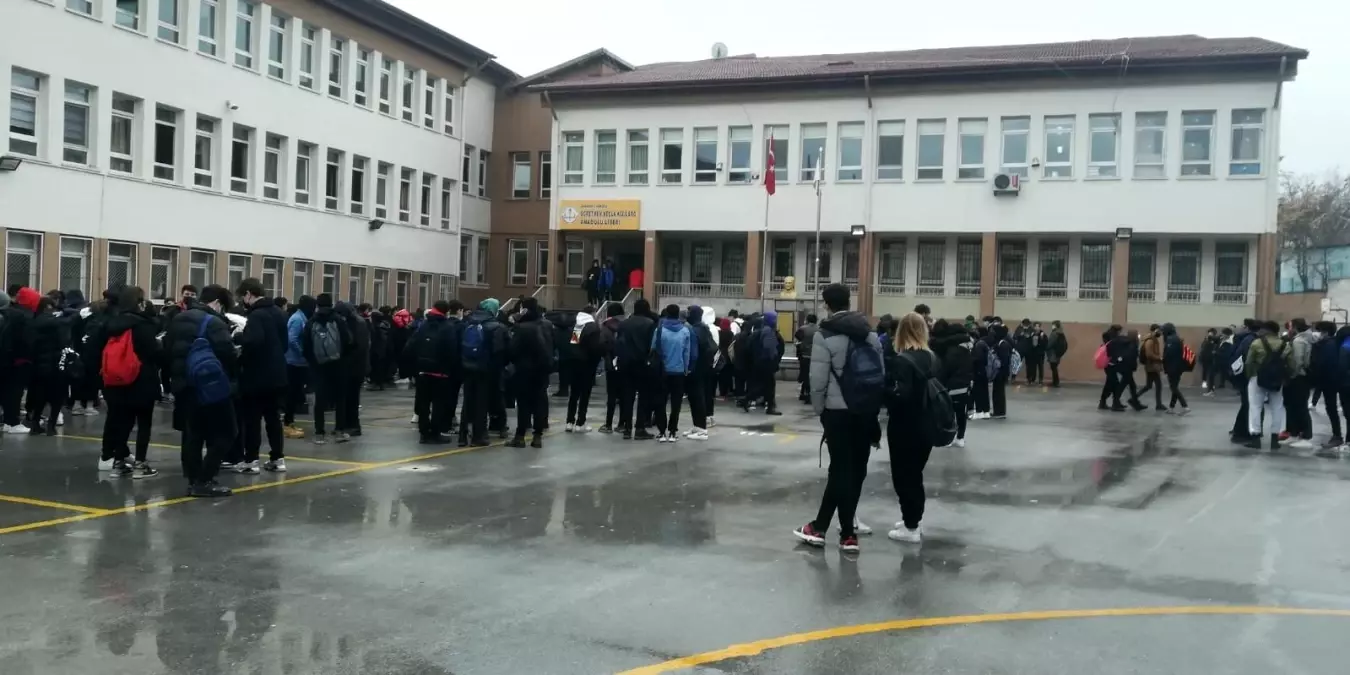 Son dakika haberleri: Okul kantininde çıkan yangın paniğe sebep oldu