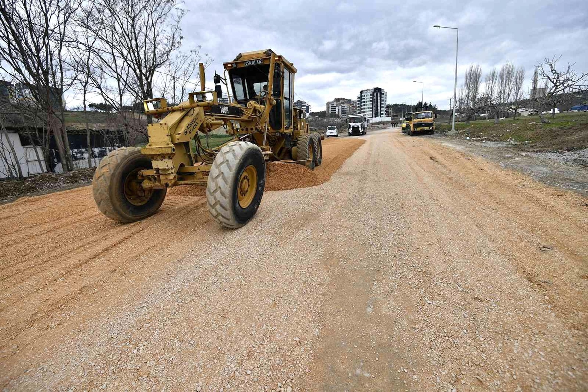 Osmangazi\'de karda zarar gören yollar yenileniyor